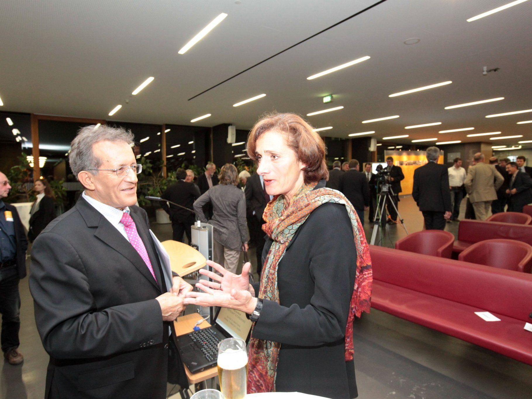 Referent Helmut Kramer im Gespräch mit LTP Bernadette Mennel. Referent Helmut Kramer im Gespräch mit LTP Bernadette Mennel.