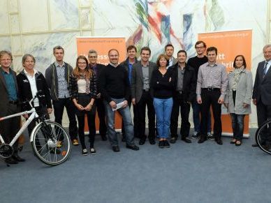 "Vorarlberg will langfristig energieautonom werden", betonte Landeshauptmann Sausgruper, "wir setzen im Rahmen der Energiezukunft Vorarlberg dabei auf Energieeffizienz, den weiteren Ausbau der erneuerbaren Energieträger und neue Wege in der Mobilität, beispielsweise Elektroautos." Gruppenfoto mit den Preisträgern und Sponsoren "Vorarlberg will langfristig energieautonom werden", betonte Landeshauptmann Sausgruper, "wir setzen im Rahmen der Energiezukunft Vorarlberg dabei auf Energieeffizienz, den weiteren Ausbau der erneuerbaren Energieträger und neue Wege in der Mobilität, beispielsweise Elektroautos." Gruppenfoto mit den Preisträgern und Sponsoren