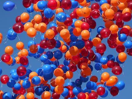 Kinder sollen Luftballons nur noch unter Aufsicht aufblasen dürfen.