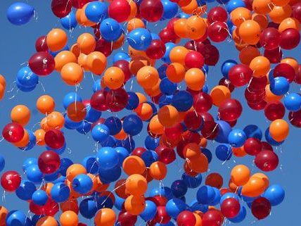 Kinder sollen Luftballons nur noch unter Aufsicht aufblasen dürfen. Kinder sollen Luftballons nur noch unter Aufsicht aufblasen dürfen.
