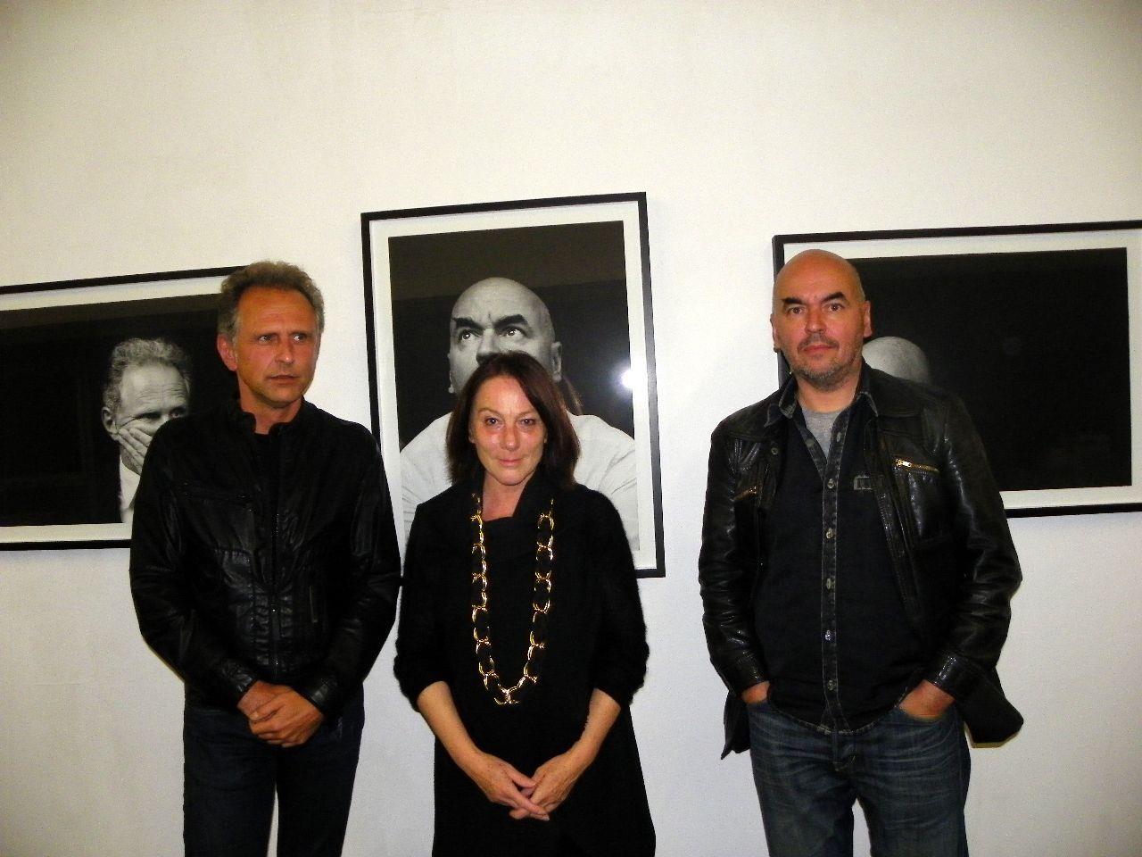 Galeristin Lisi Hämmerle mit den beiden Künstlern Ronald und Martin von G.R.A.M.