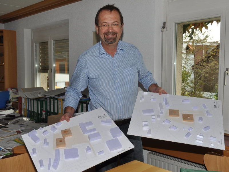 Bgm. Siegele präsentiert die zwei in Modellen festgehaltenen Varianten für das Betreubare Wohnen. Bgm. Siegele präsentiert die zwei in Modellen festgehaltenen Varianten für das Betreubare Wohnen.