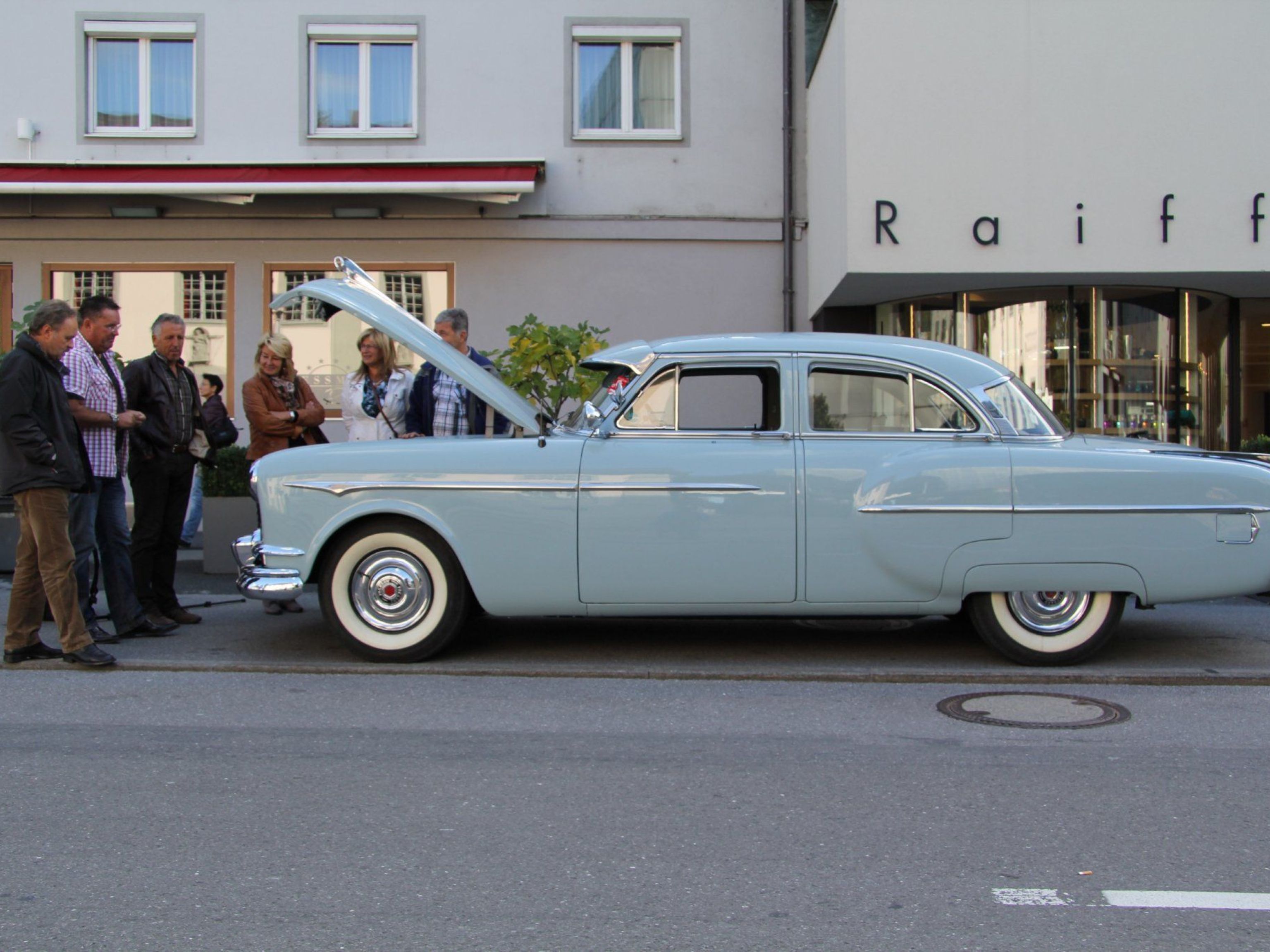 Günter Hollenstein und sein im Originalzustand erhaltener 1953er Clipper Special von Packard. Günter Hollenstein und sein im Originalzustand erhaltener 1953er Clipper Special von Packard.