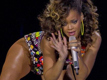 Rihanna ganz nah bei den Fans in London Rihanna ganz nah bei den Fans in London