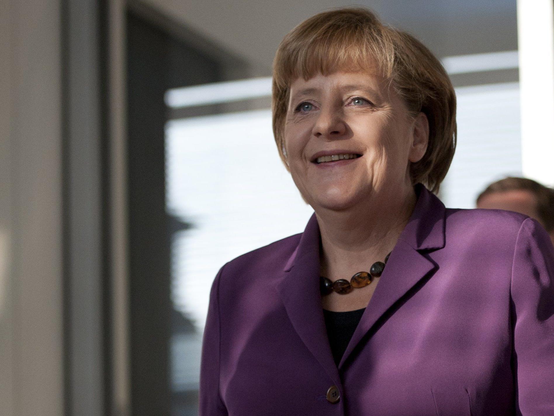 Bundeskanzlerin Angela Merkel (CDU) verlaesst am Freitag im Reichstag in Berlin die Sondersitzung der FDP-Fraktion.