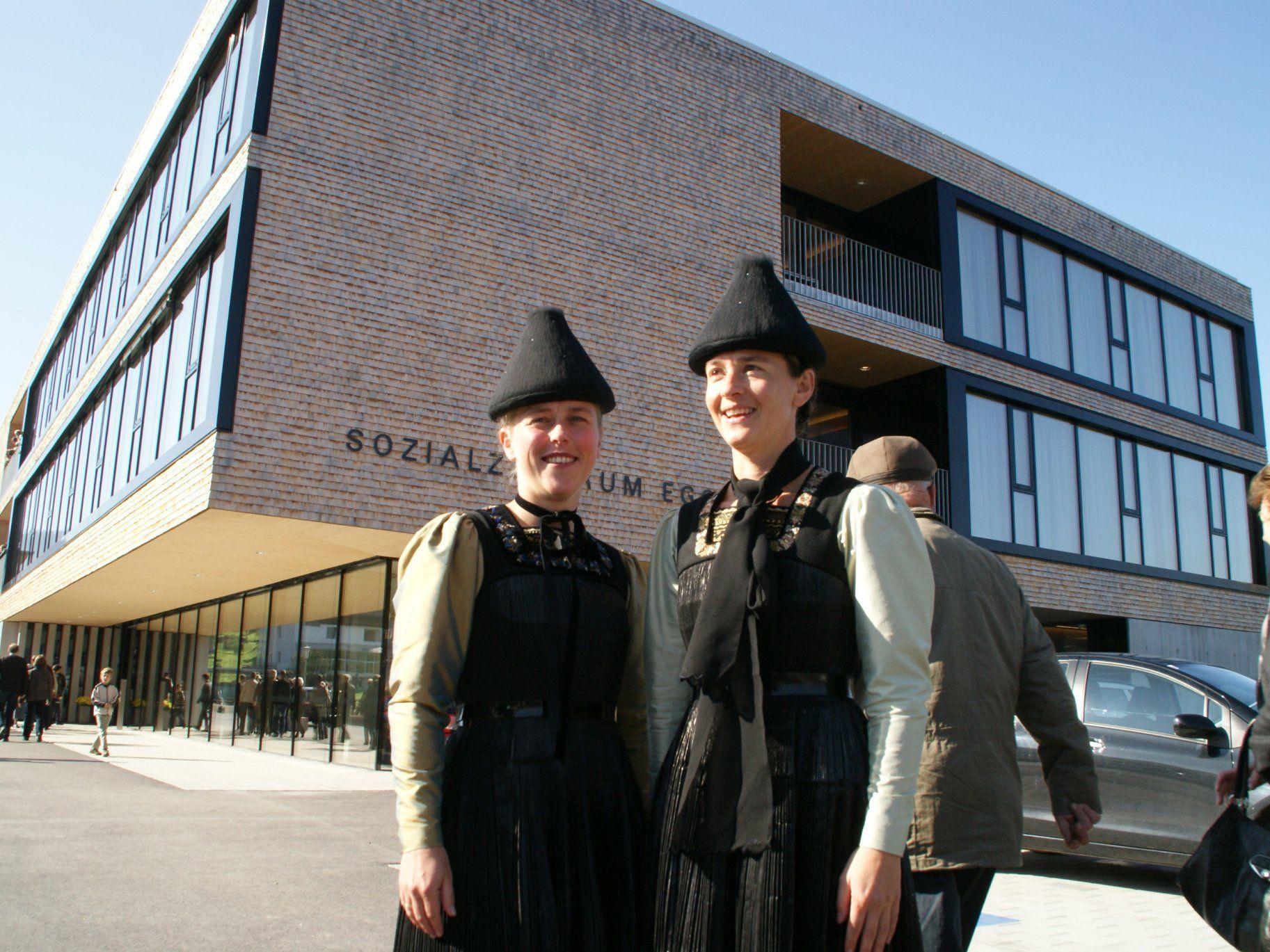 Zur Feier des Tages in der Juppe - zwei Trachtenträgerinnen vor dem neuen Sozialzentrum in Egg Zur Feier des Tages in der Juppe - zwei Trachtenträgerinnen vor dem neuen Sozialzentrum in Egg