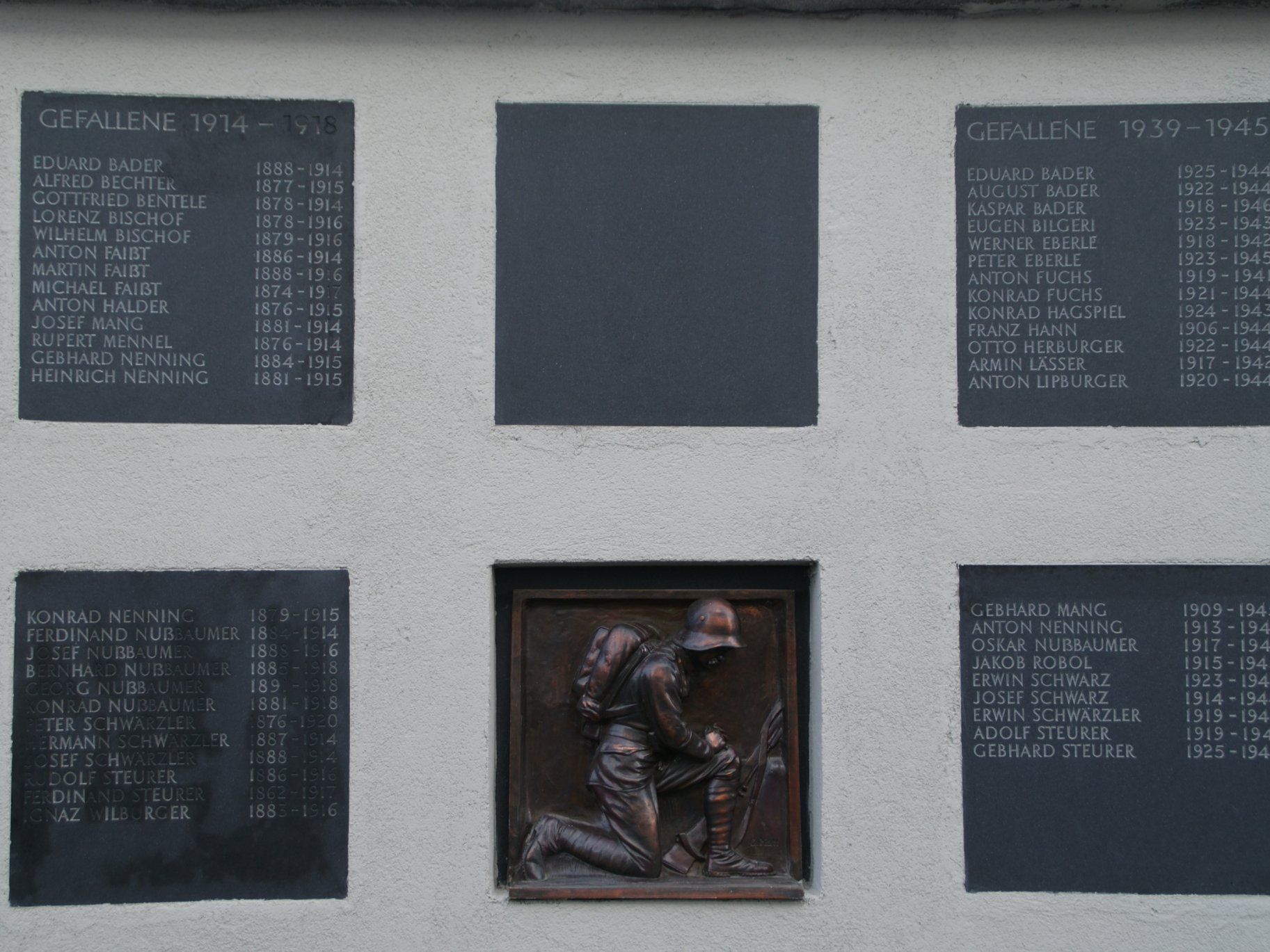 Urnenfriedhof, Euthanasie- und Kriegerdenkmal in sich vereint Urnenfriedhof, Euthanasie- und Kriegerdenkmal in sich vereint