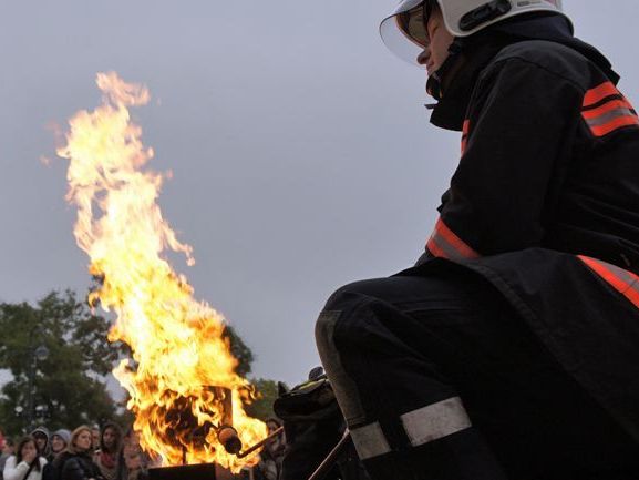 Profis im Einsatz! Ein simulierter Fettbrand vor dem Rathaus hat natürlich keine Chance.