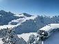 Die Bergstation fügt sich in die Formenwelt der ganzjährig bestehenden, von der Natur hergestellten "Schneearchitektur" ein.