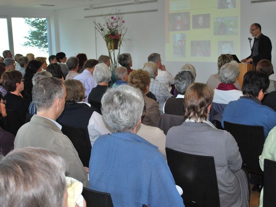 Über 200 interessierte BesucherInnen bei der Fachtagung Trauer. Über 200 interessierte BesucherInnen bei der Fachtagung Trauer.