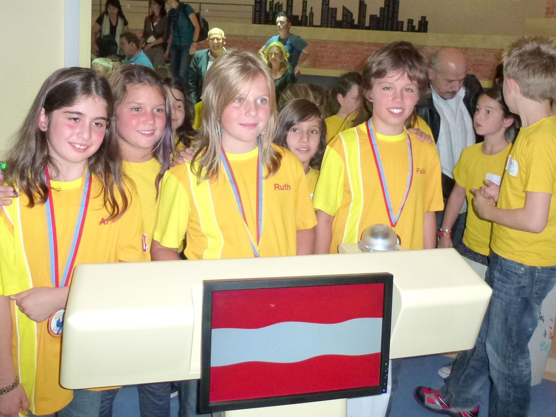 Die Volksschüler aus Höchst beim Fernsehauftritt in ,,1, 2 oder 3!