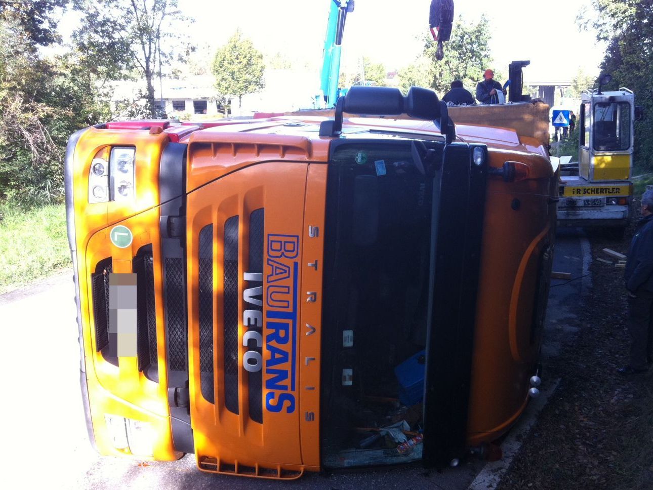 Der Sattelschlepper ist aus bisher unbekannter Ursache beim Kreisverkehr vor dem Güterbahnhof in Wolfurt umgekippt. Der Sattelschlepper ist aus bisher unbekannter Ursache beim Kreisverkehr vor dem Güterbahnhof in Wolfurt umgekippt.