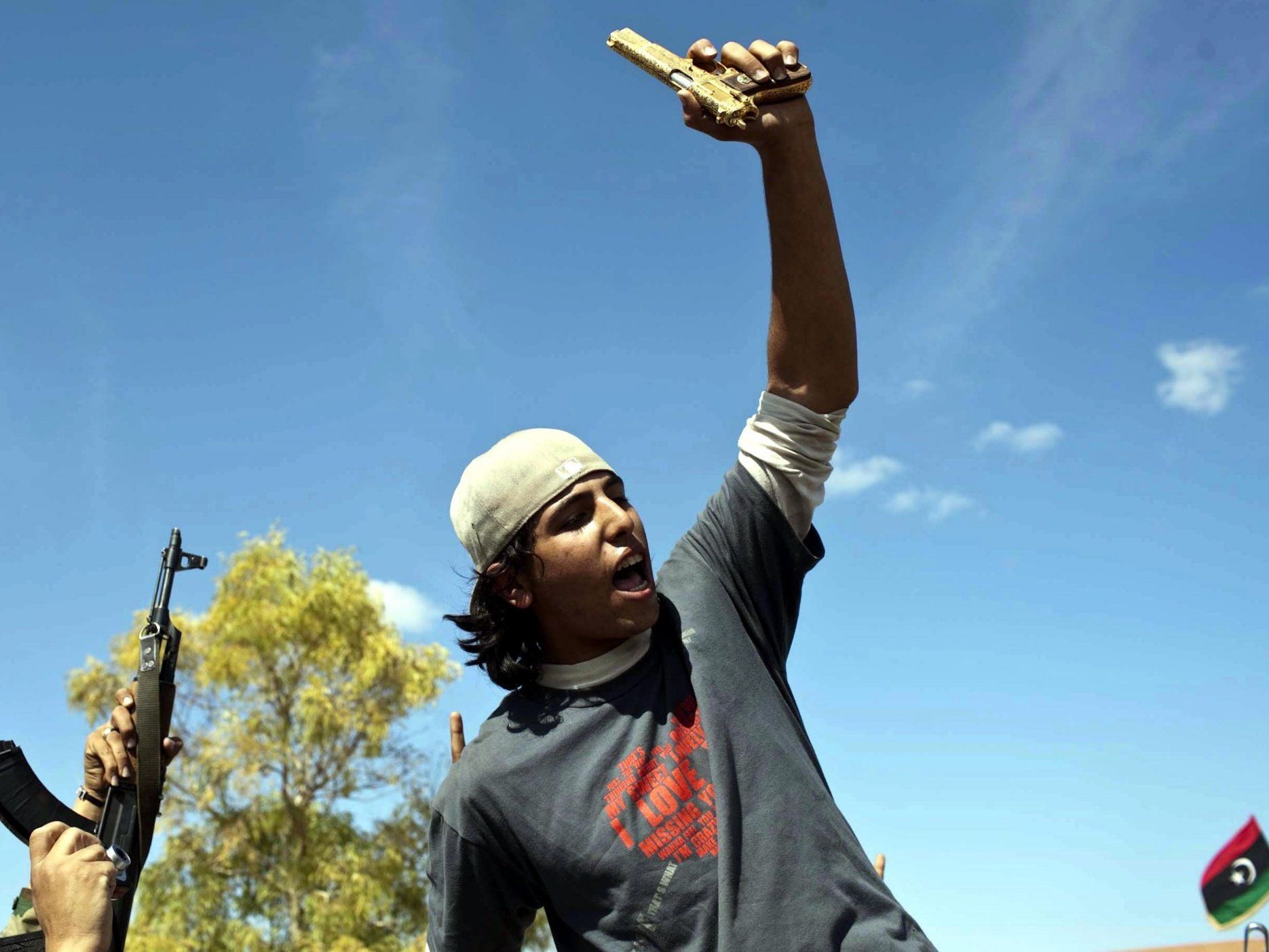 Gaddafi soll mit seinem eigenen Revolver erschossen worden sein. Gaddafi soll mit seinem eigenen Revolver erschossen worden sein.