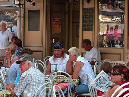 Der Taschendieb schlug in einem Gastgarten zu