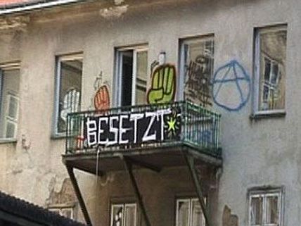 Gute Laune und jede Menge "Freie Energie" hinter den Mauern des besetzten Hauses Gute Laune und jede Menge "Freie Energie" hinter den Mauern des besetzten Hauses