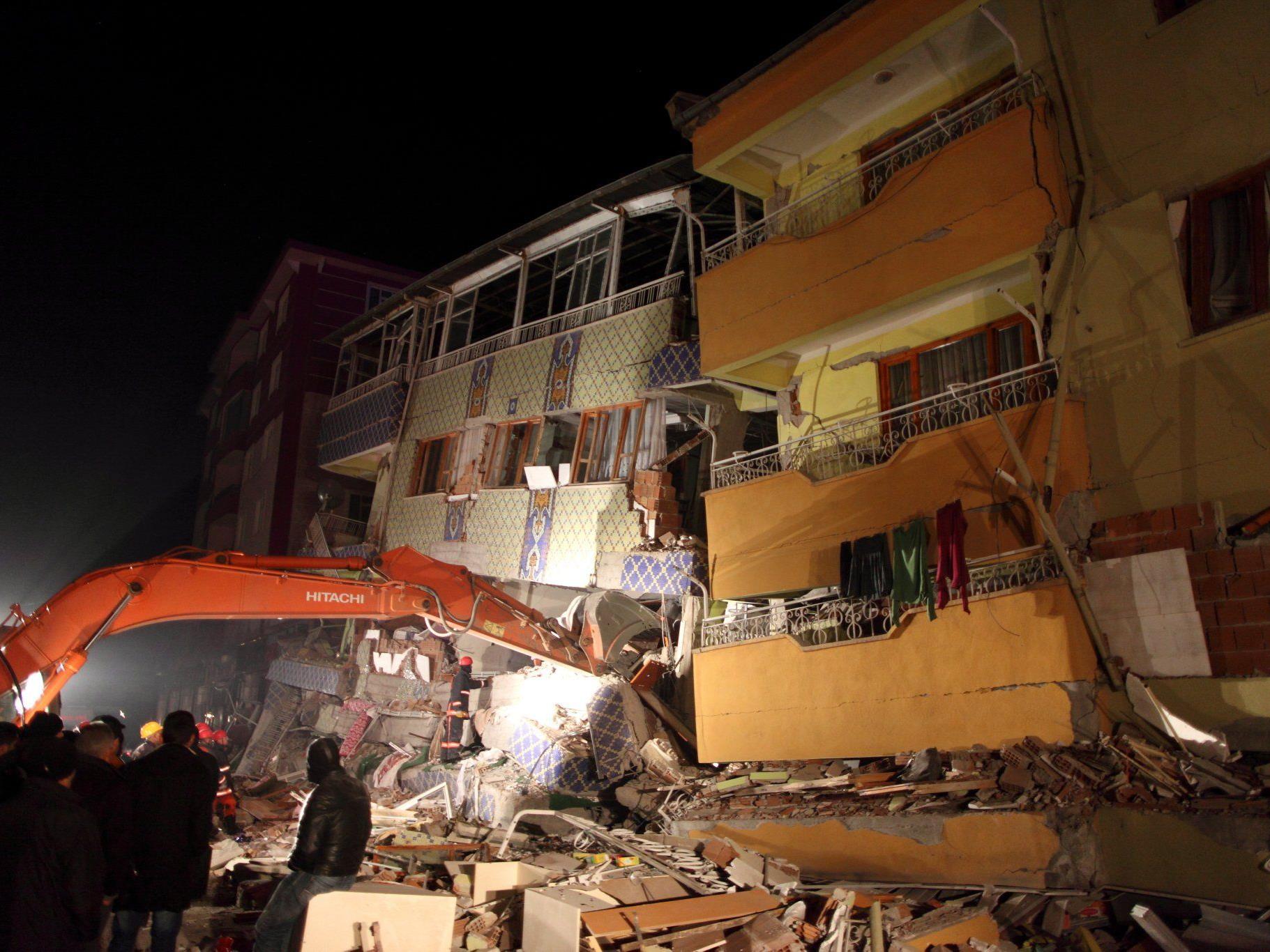 Bereits 200 Tote sind bei dem schweren Erdbeben in der Türkei registriert worden.