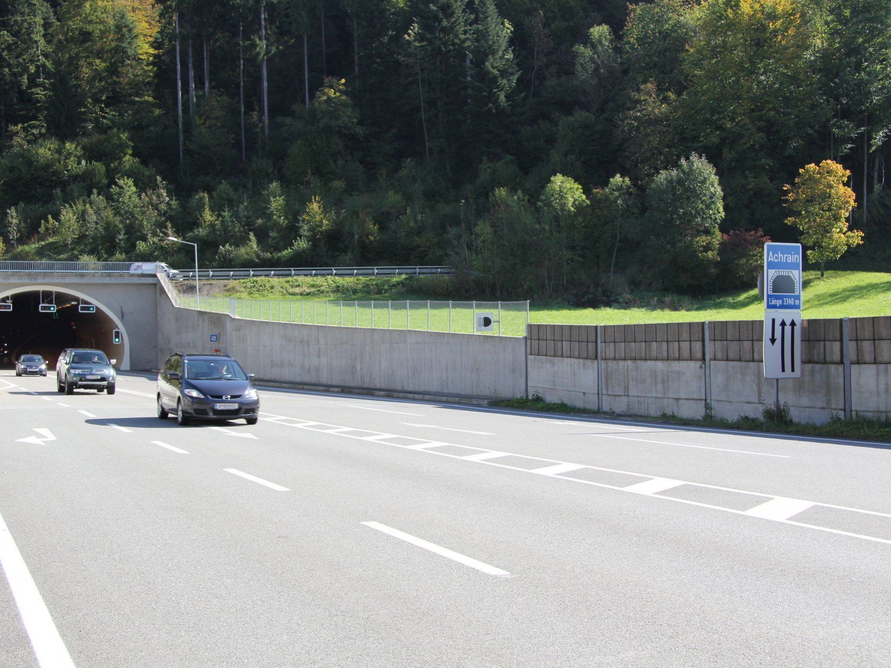 Die Sichtverhältnisse im Achraintunnel sind bei Föhnwetterlagen eingeschränkt. Die Sichtverhältnisse im Achraintunnel sind bei Föhnwetterlagen eingeschränkt.