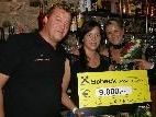 Ines Höfle (re.) und Sarah Hatzl übergaben den Scheck an "Gü" Faigle. Ines Höfle (re.) und Sarah Hatzl übergaben den Scheck an "Gü" Faigle.