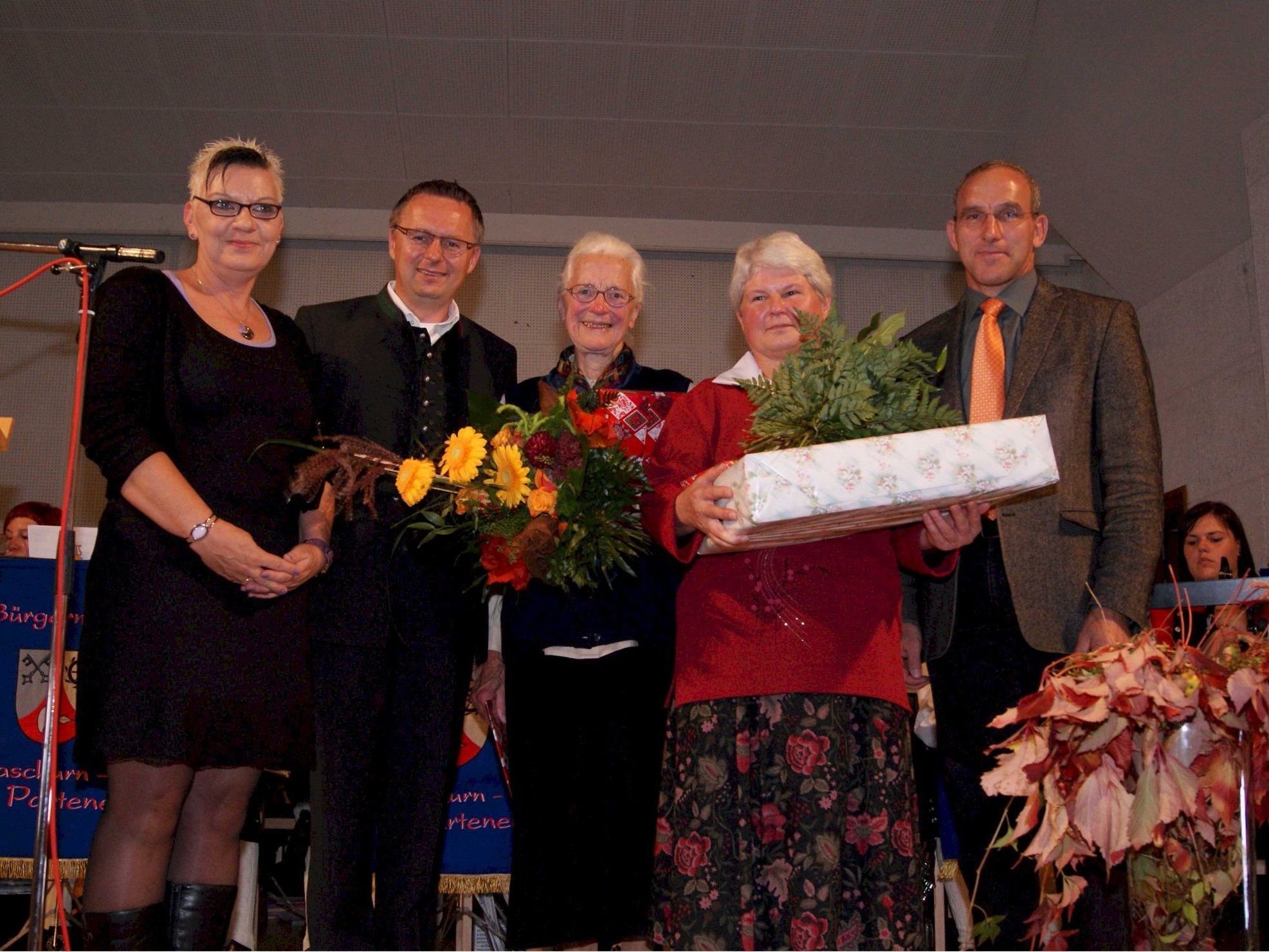 Schwester Ida (3.v.l.) und Schwester Agnes wurden herzlich verabschiedet. Schwester Ida (3.v.l.) und Schwester Agnes wurden herzlich verabschiedet.