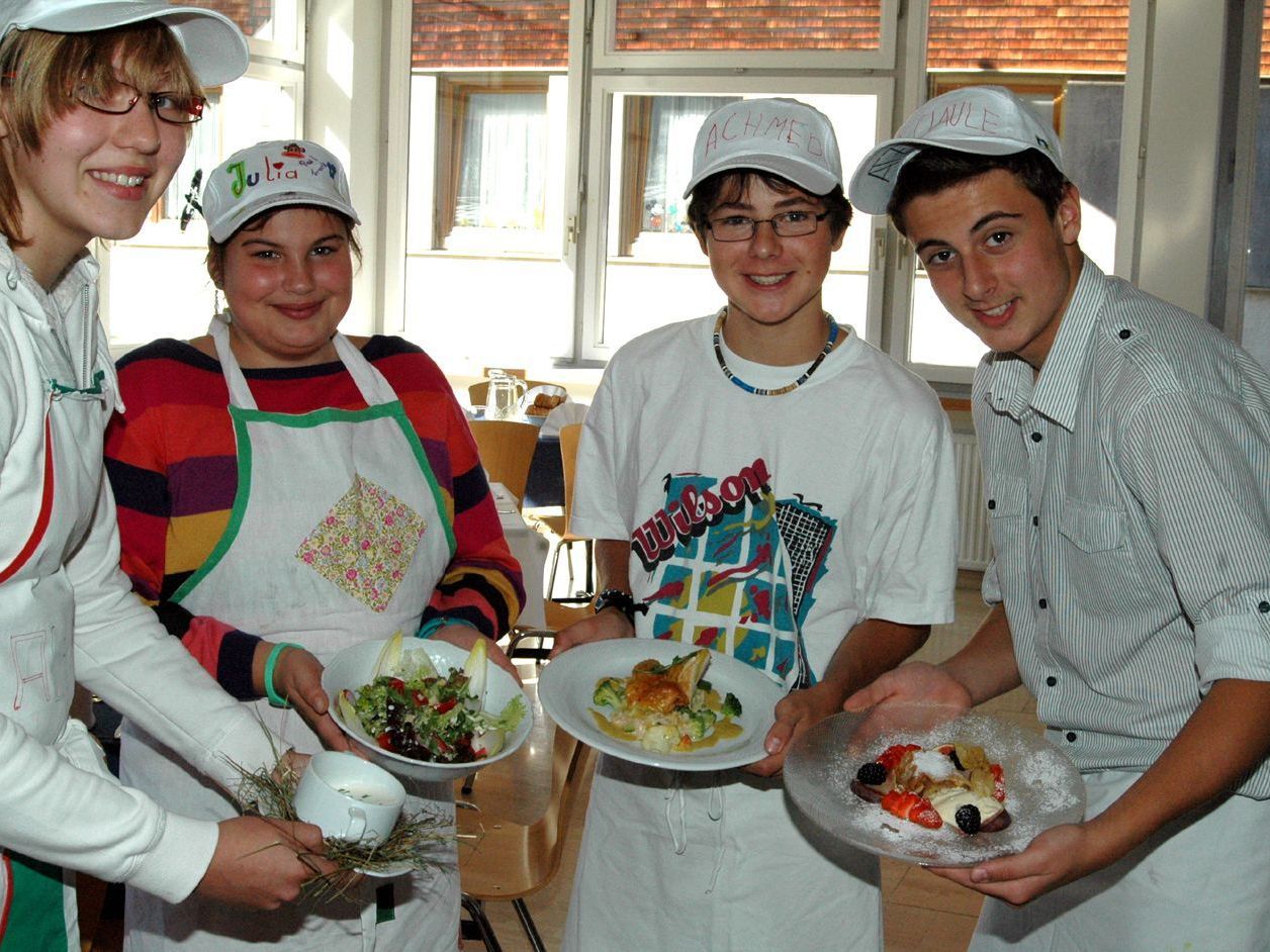 Stolz präsentieren Alicia, Julia, Pirmin und Florian die 4 Menü-Gänge. Stolz präsentieren Alicia, Julia, Pirmin und Florian die 4 Menü-Gänge.