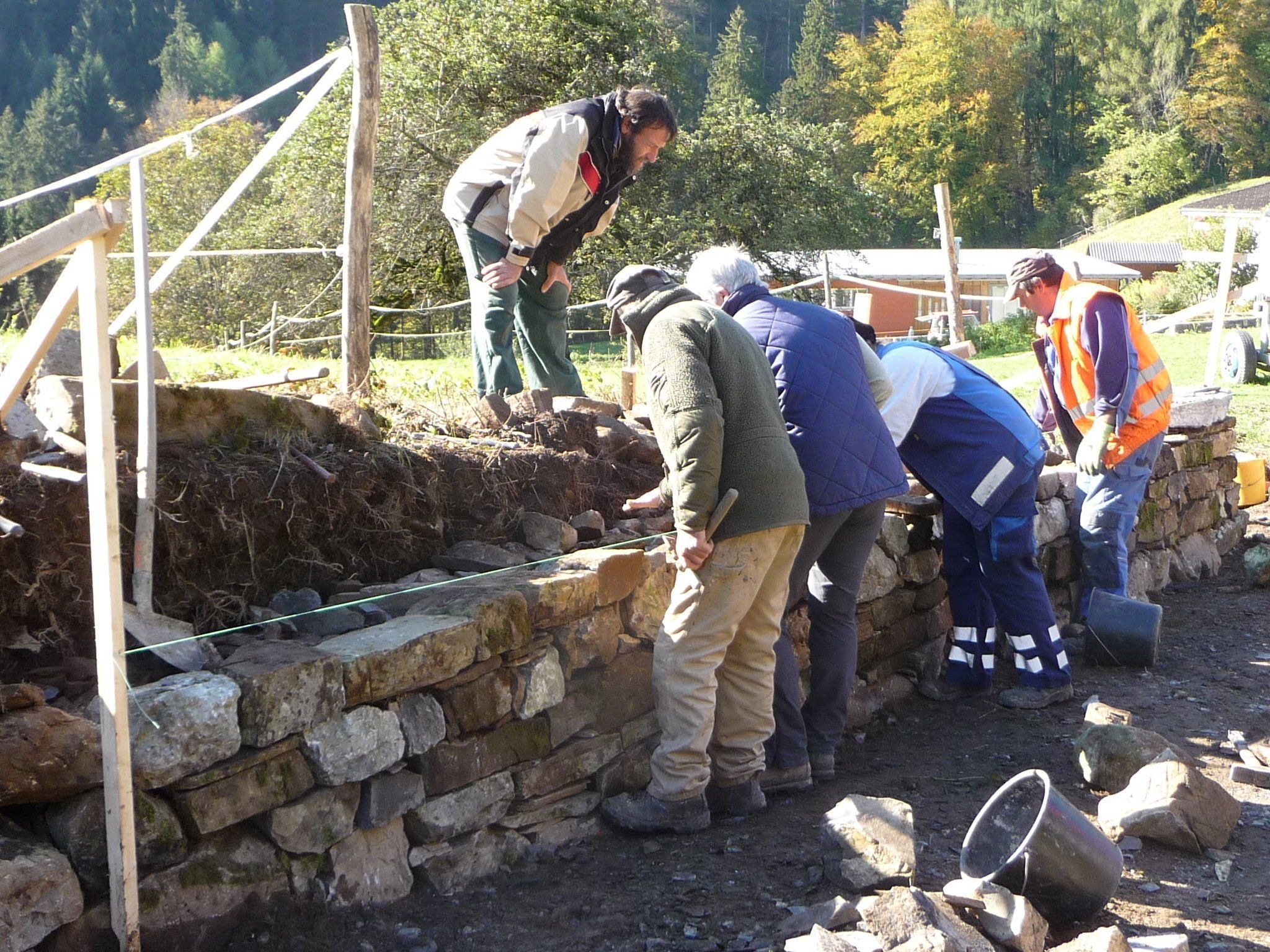 Unter Anleitung von Fachleuten wurde eine historische Mauer wieder errichtet. Unter Anleitung von Fachleuten wurde eine historische Mauer wieder errichtet.