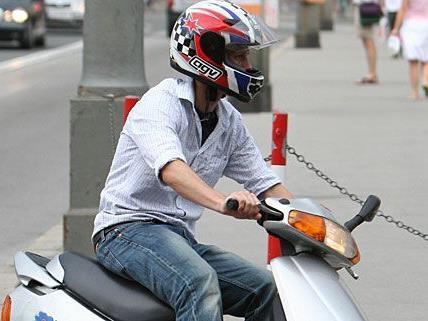 Die Burschen vergriffen sich in Wien-Favoriten an mehreren Mopeds