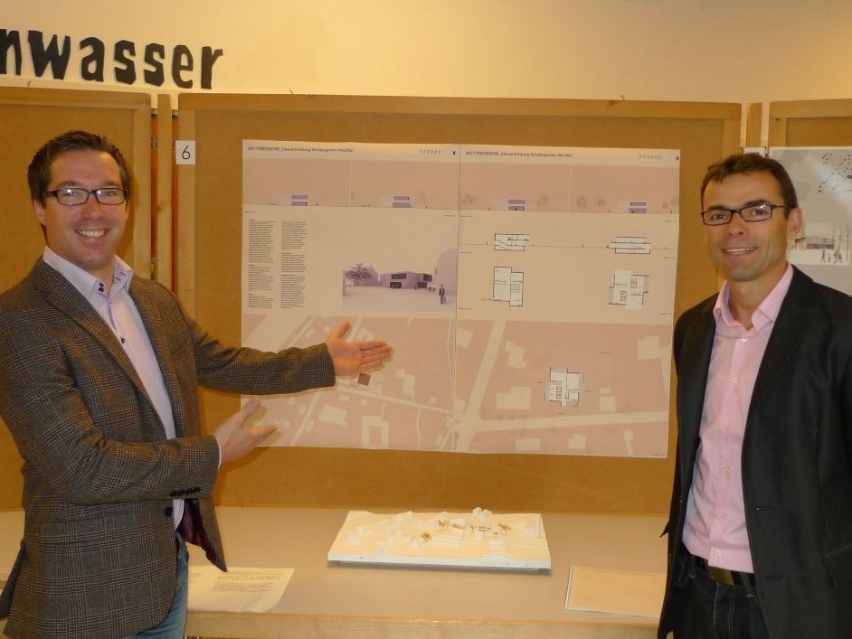 Sachpreisrichter Rainer Marte und Kilian Tschabrun vor dem Siegerprojekt. Sachpreisrichter Rainer Marte und Kilian Tschabrun vor dem Siegerprojekt.