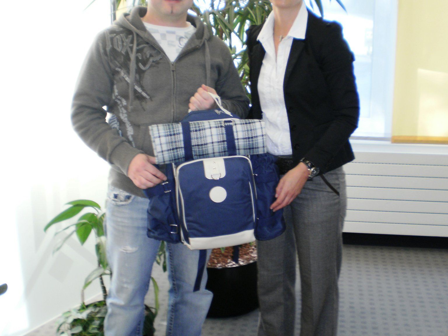Gewinner Andreas Salzgeber mit Beraterin Daniela Kasper. Gewinner Andreas Salzgeber mit Beraterin Daniela Kasper.