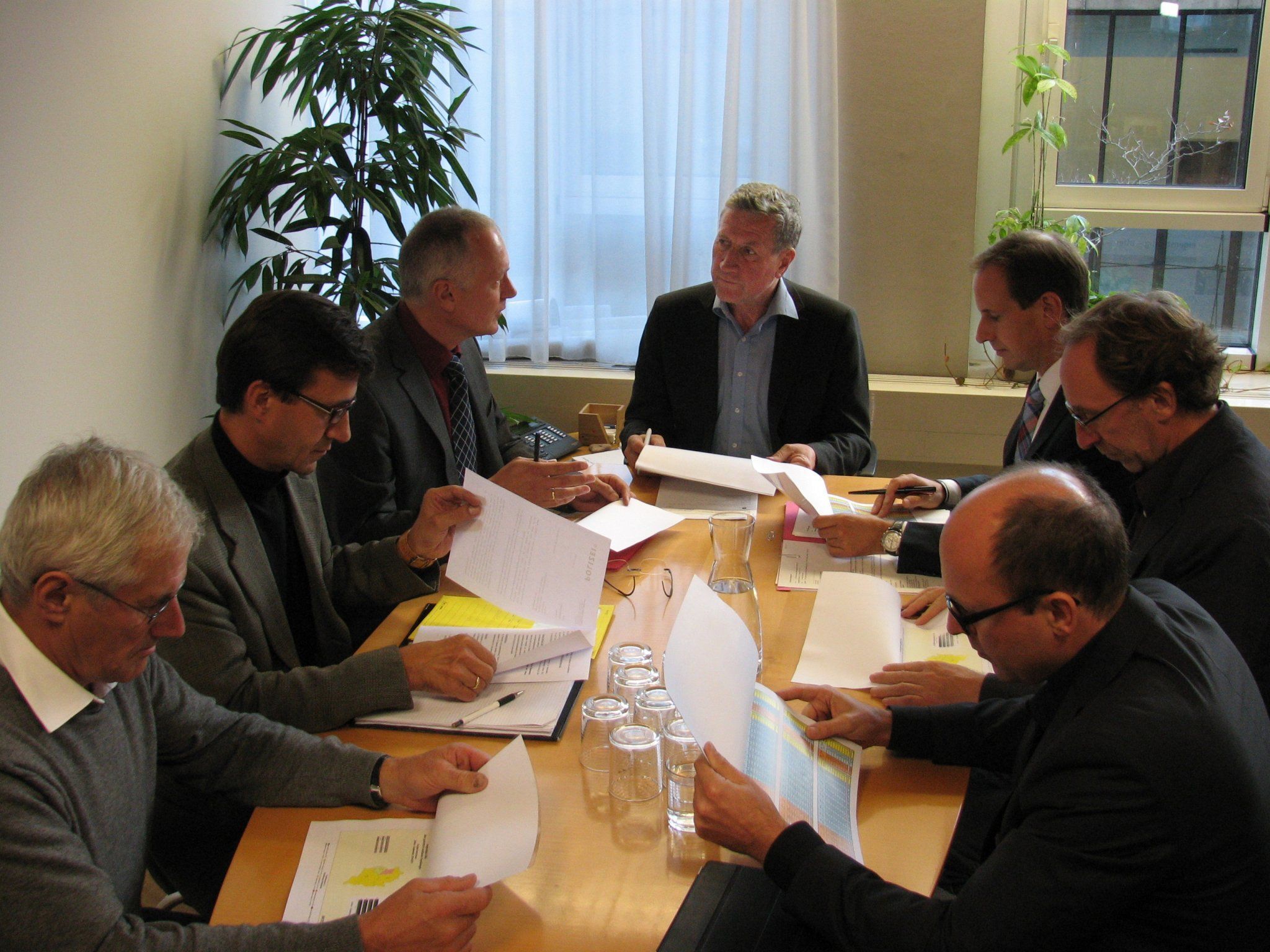 LR Erich Schwärzler, Sicherheitsdirektor Ludescher, Landespolizeikommandant Denz und die Sicherheitssprecher der Landtagsparteien (LAbg. Josef Moosburgger, Klubobmann Dieter Egger, Klubobmann Johannes Rauch und Klubobmann Michael Ritsch) LR Erich Schwärzler, Sicherheitsdirektor Ludescher, Landespolizeikommandant Denz und die Sicherheitssprecher der Landtagsparteien (LAbg. Josef Moosburgger, Klubobmann Dieter Egger, Klubobmann Johannes Rauch und Klubobmann Michael Ritsch)