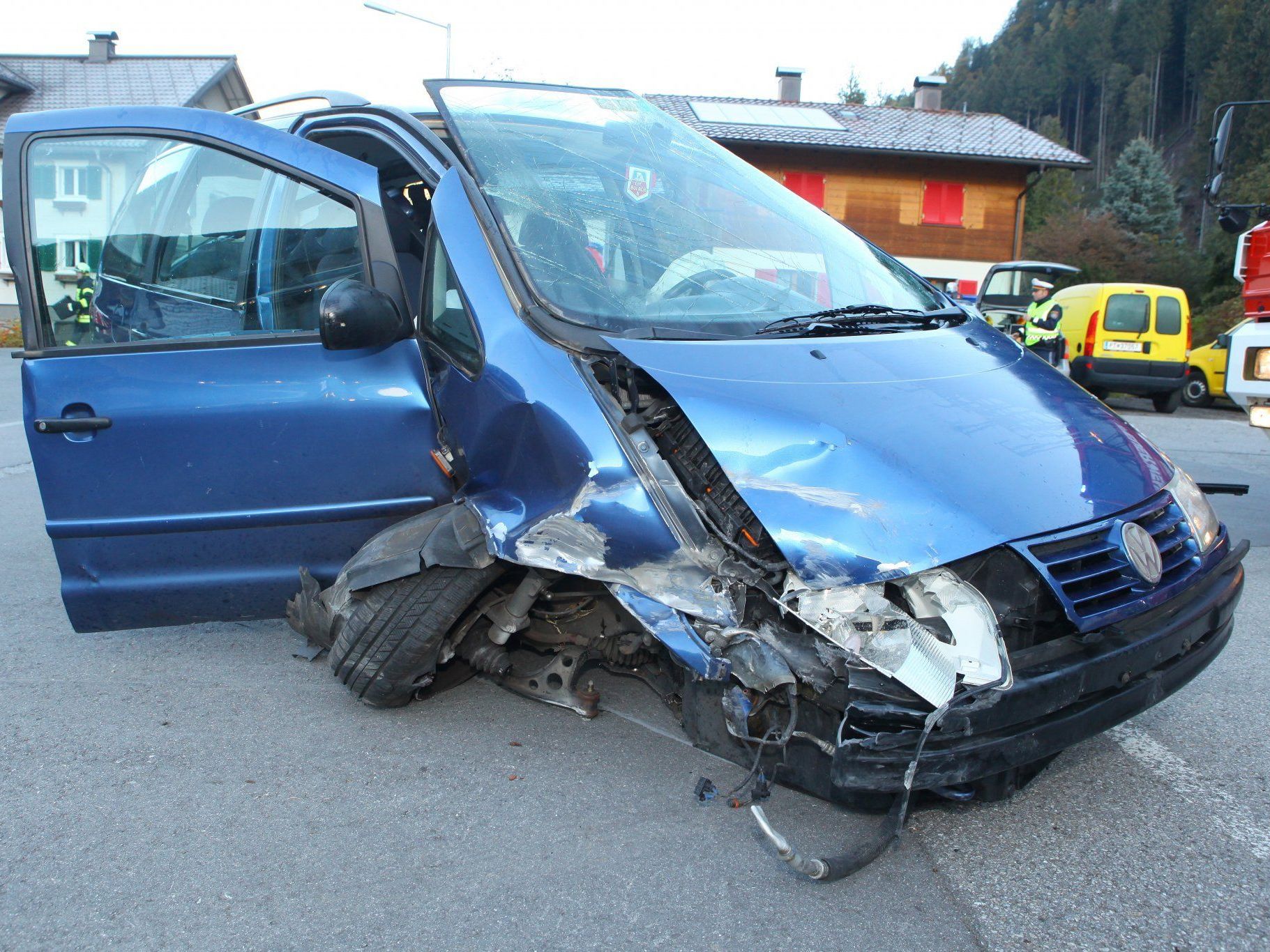 Der Unfall wagen erlitt einen Totalschaden.