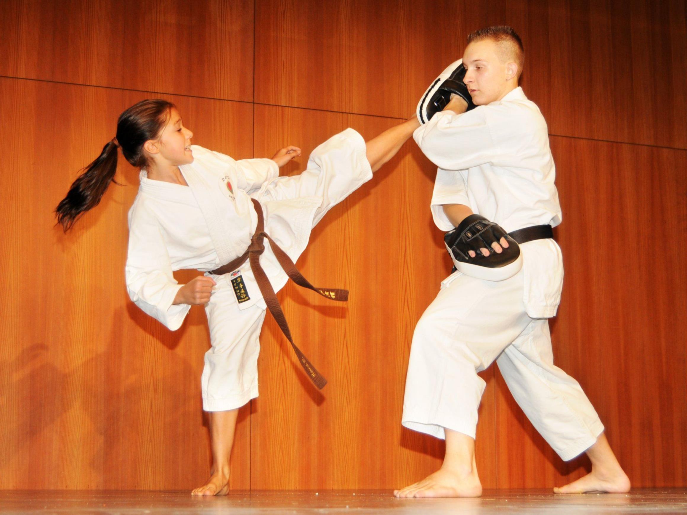 Sportliche Einlage der Karatekas bei der Sportlerehrung 2011 in Höchst.