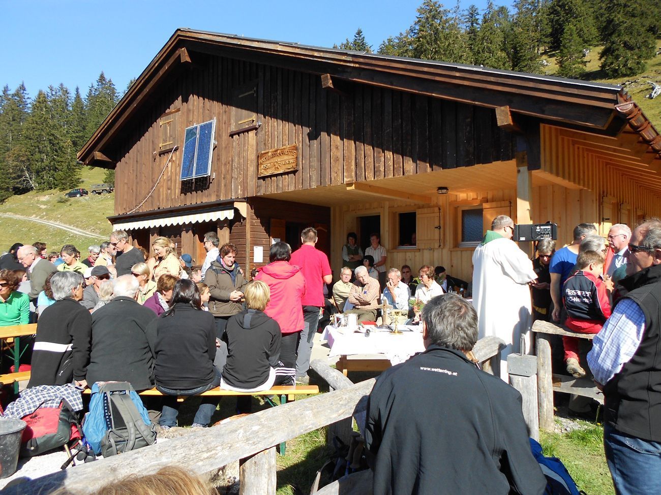 Die“ Valscherinahütte“ wurde um Sanitäranlagen und Lagermöglichkeiten erweitert