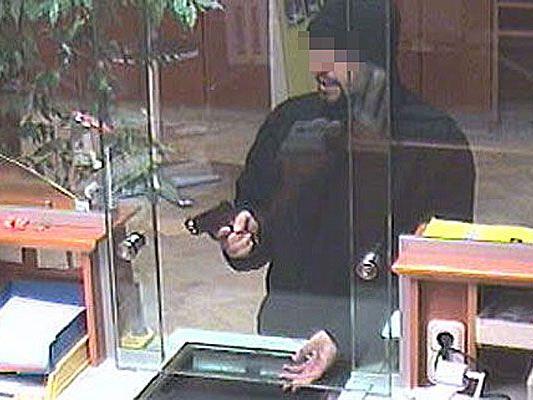 Wer kennt diesen Mann, der in Biedermannsdorf (Bez. Mödling) eine Bank überfiel?