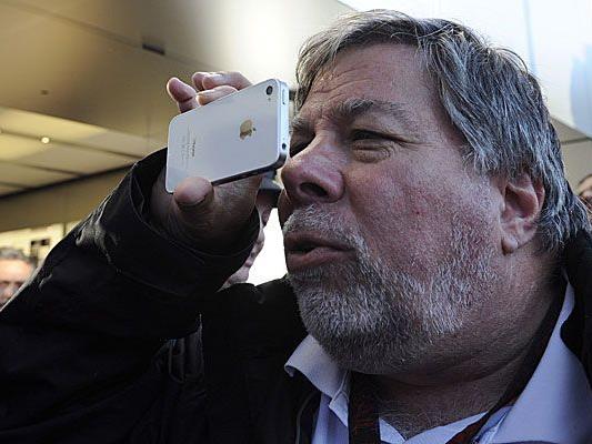 Steve Wozniak sieht sich das iPhone 4S ganz genau an.