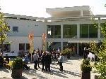 Zahlreiche Besucher konnten am Tag der offenen Tür das Bildungshaus kennen lernen. Zahlreiche Besucher konnten am Tag der offenen Tür das Bildungshaus kennen lernen.