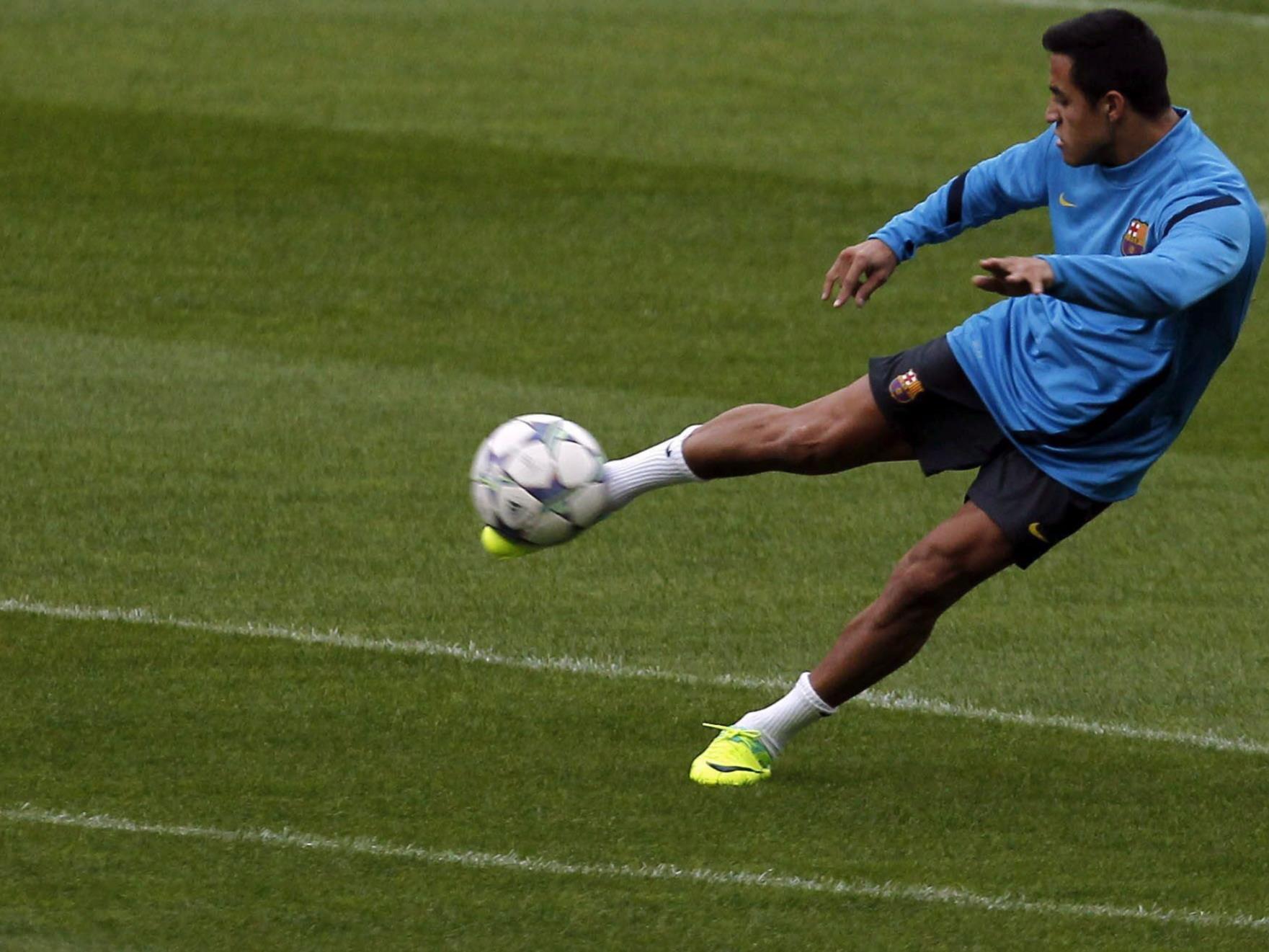 Alexis Sanchez vom FC Barcelona bereitet sich auf das Spiel vor.