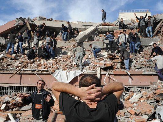 Ungefähr 1000 Menschen sind beim Beben in der Türkei ums Leben gekommen. Tausende warten noch auf Hilfe, denn die Nächte außerhalb der zerstörten Häuser sind bitterkalt.
