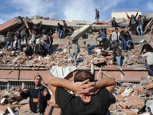 Ungefähr 1000 Menschen sind beim Beben in der Türkei ums Leben gekommen. Tausende warten noch auf Hilfe, denn die Nächte außerhalb der zerstörten Häuser sind bitterkalt. Ungefähr 1000 Menschen sind beim Beben in der Türkei ums Leben gekommen. Tausende warten noch auf Hilfe, denn die Nächte außerhalb der zerstörten Häuser sind bitterkalt.