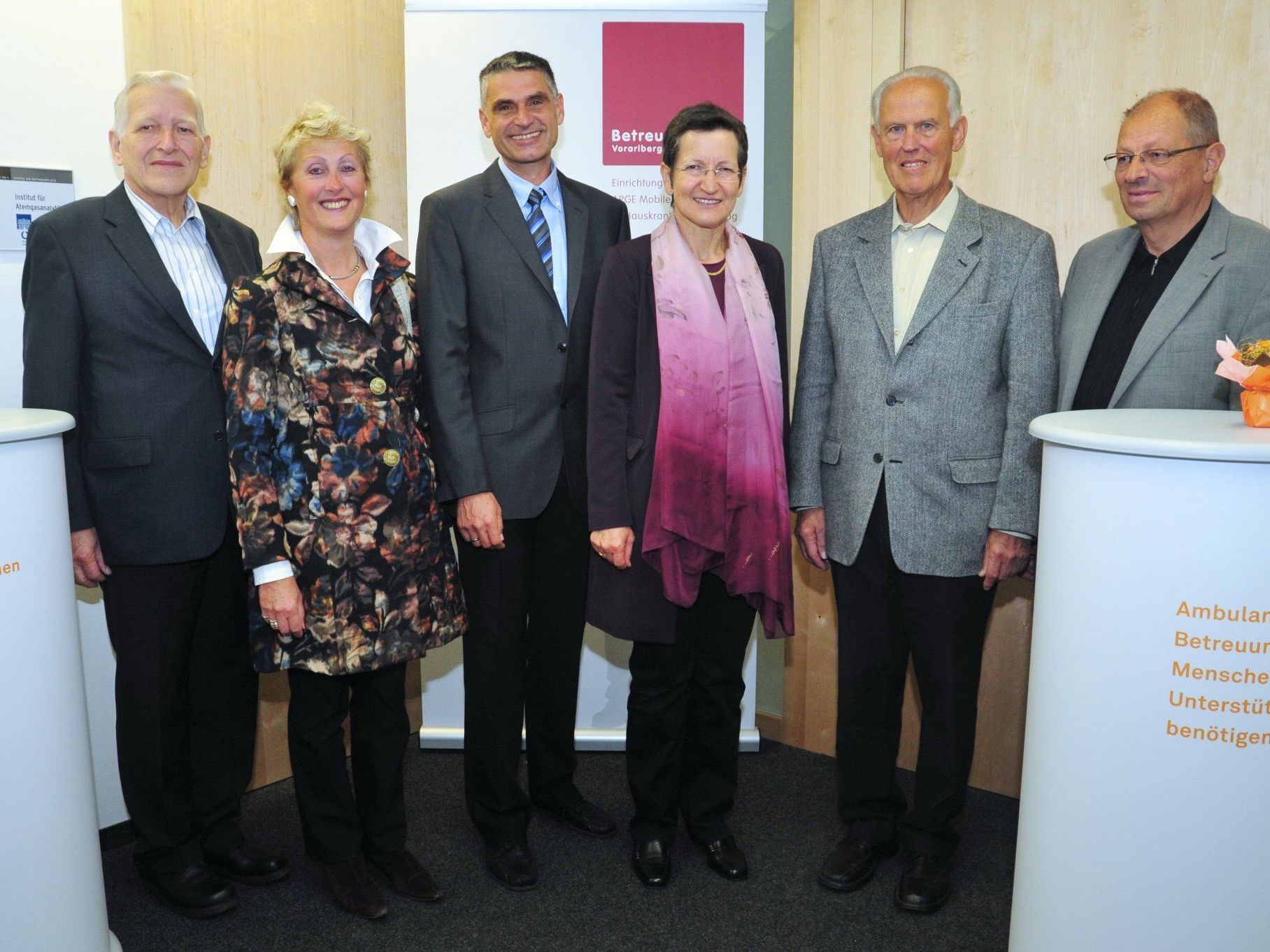 Willi Hagleitner (ARGE MoHi-Vorstandsmitglied), Kitty Hertnagel (ARGE MoHi-Obfrau), Harald Panzenböck (Betreuungspool-Geschäftsführer), Landesrätin Greti Schmid, Franz Fischer (Hauskrankenpflege-Obmann), Herwig Thurnher (Hauskrankenpflege-Obmannstellvertreter) Willi Hagleitner (ARGE MoHi-Vorstandsmitglied), Kitty Hertnagel (ARGE MoHi-Obfrau), Harald Panzenböck (Betreuungspool-Geschäftsführer), Landesrätin Greti Schmid, Franz Fischer (Hauskrankenpflege-Obmann), Herwig Thurnher (Hauskrankenpflege-Obmannstellvertreter)