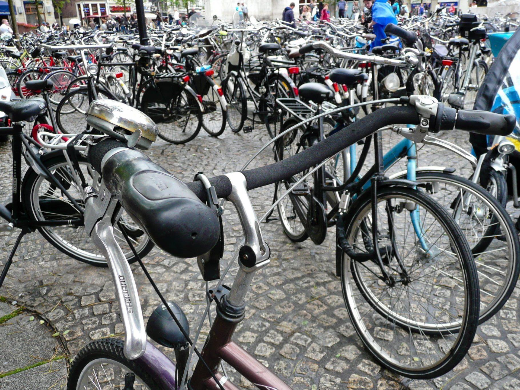 Fahrräder. Die FPÖ hat Angst vor ihnen.