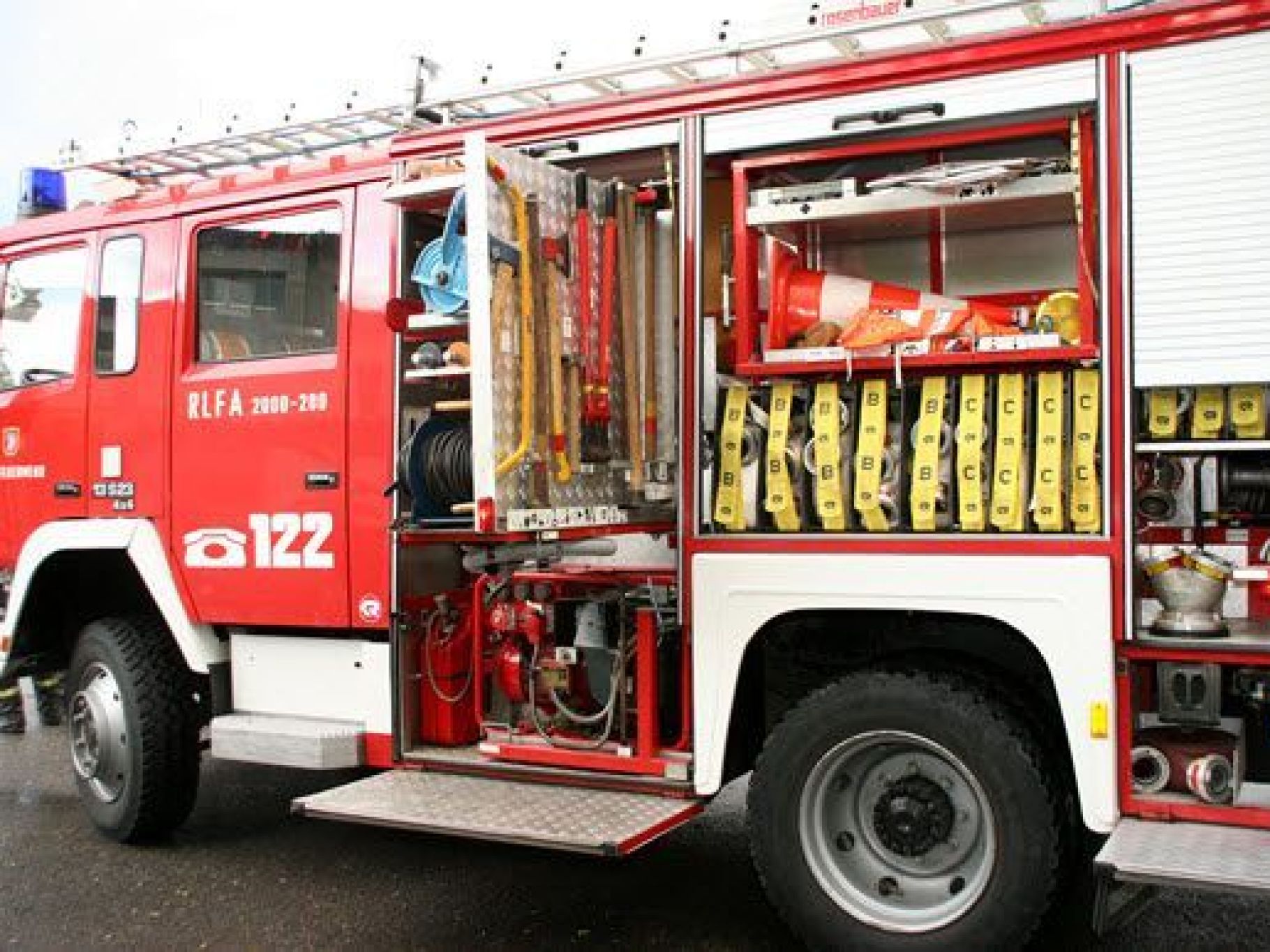Die Feuerwehr konnte den Brand bei der verteilerdose rasch löschen. Die Feuerwehr konnte den Brand bei der verteilerdose rasch löschen.