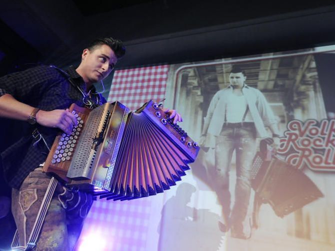 Der österreichische Volksmusiker Andreas Gabalier während eines Konzertes im Rahmen der Platin Überreichung seiner CD "Volks Rock`n`Roller" am Mittwoch, 19. Oktober 2011 in Wien.