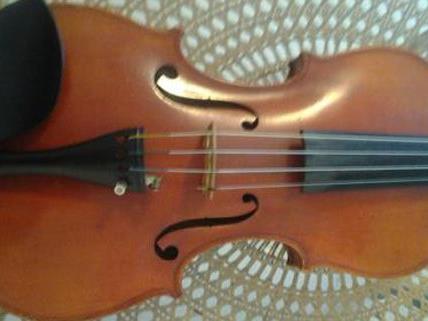 Die wertvolle Geige wurde bei einem Würstelstand in Wien gestohlen.