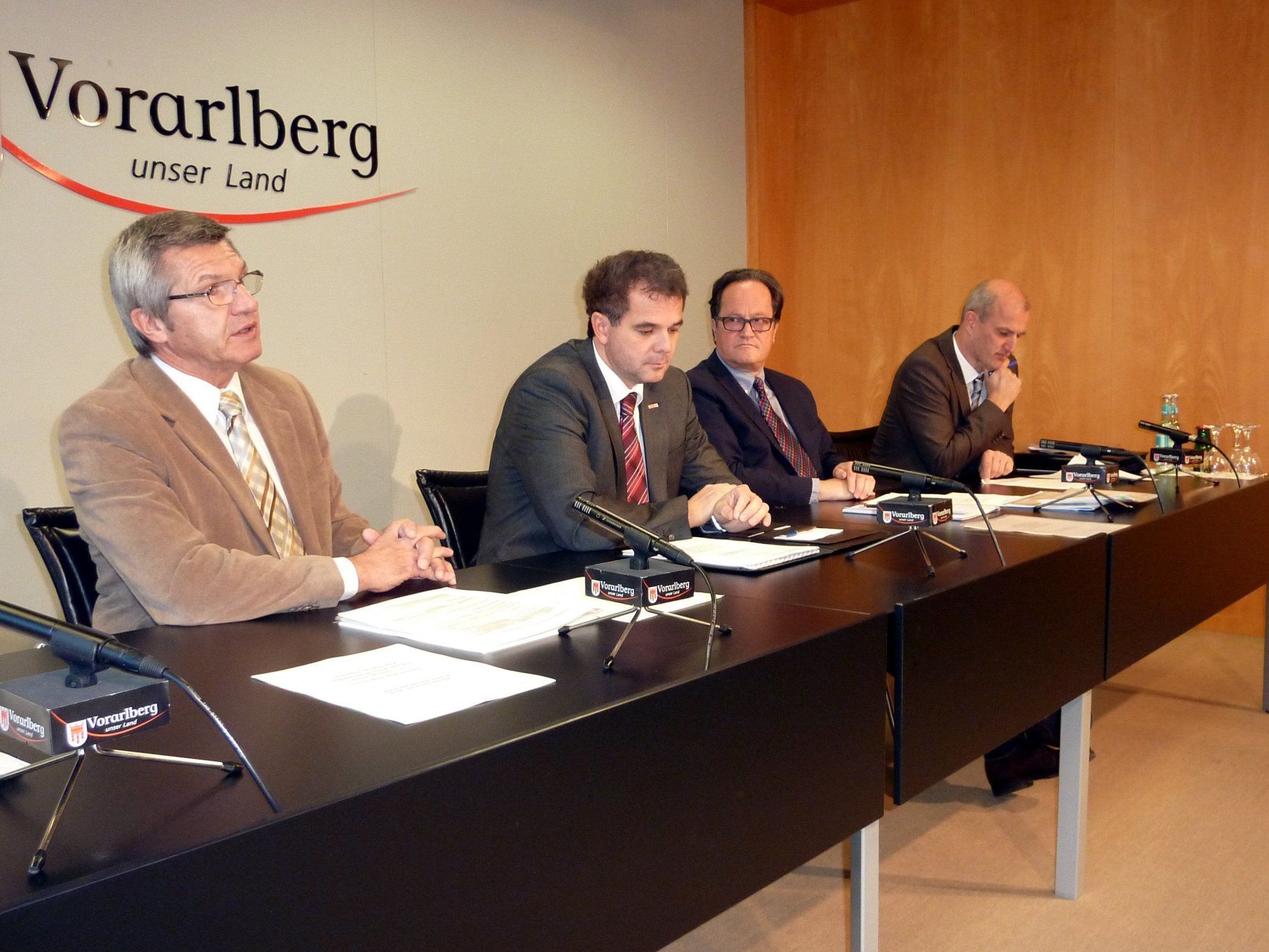 LR Stemer, Christoph Jenny (stellvertretender WK-Direktor), LSI Walter Herbolzheimer und Andreas Kappaurer (Direktor Bezauer Wirtschaftsschulen) im Pressegespräch im Landhaus LR Stemer, Christoph Jenny (stellvertretender WK-Direktor), LSI Walter Herbolzheimer und Andreas Kappaurer (Direktor Bezauer Wirtschaftsschulen) im Pressegespräch im Landhaus