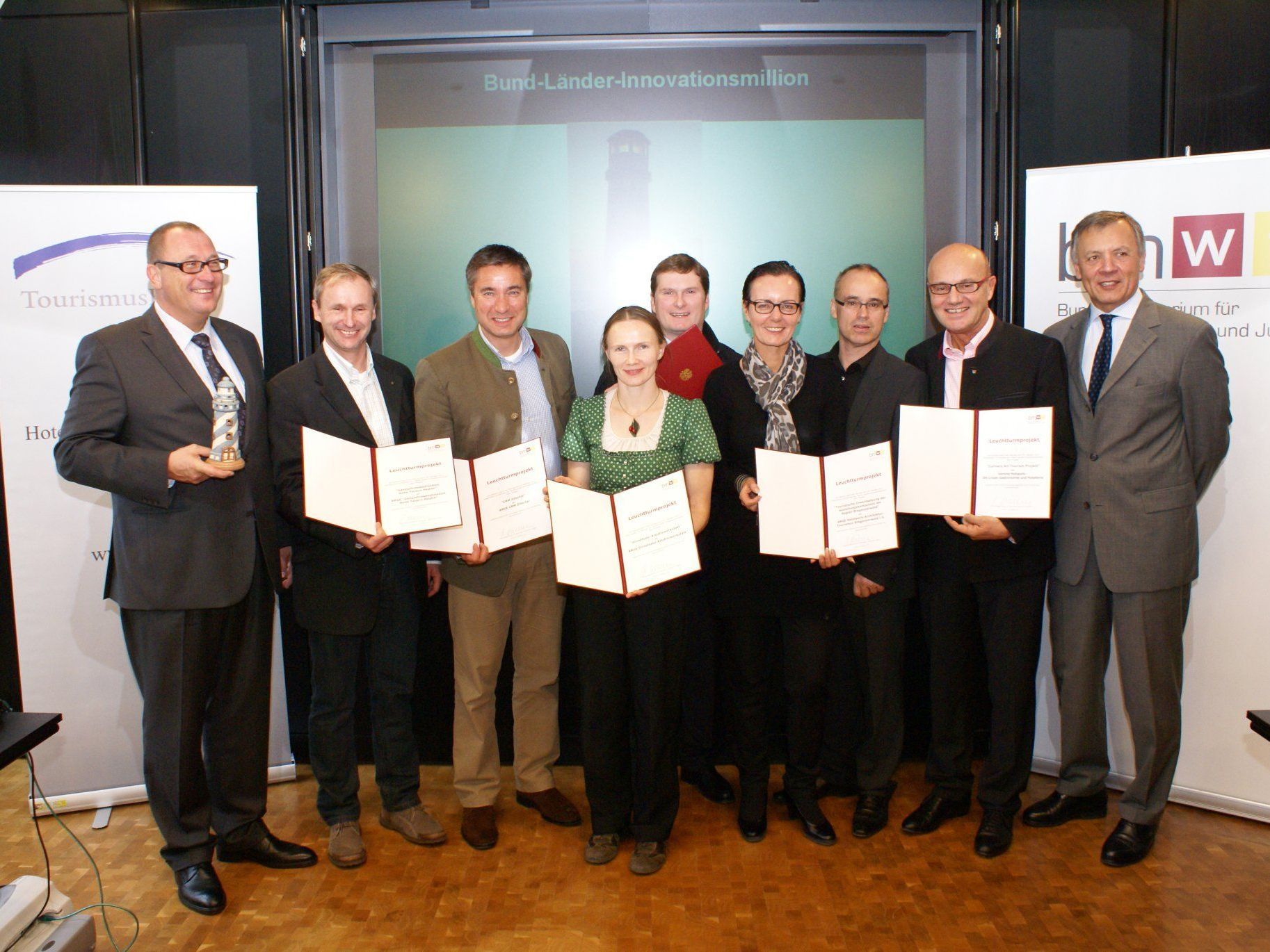 Herlinde Moosbrugger (4.v.r.) , Geschäftsführerin der Bregenzerwald Tourismus GmbH, nahm den Preis in Wien entgegen Herlinde Moosbrugger (4.v.r.) , Geschäftsführerin der Bregenzerwald Tourismus GmbH, nahm den Preis in Wien entgegen