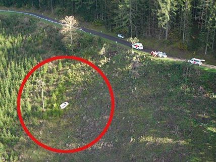Das Auto der 19-Jährigen stürzte bei St.Veit 35 Meter in die Tiefe. Das Auto der 19-Jährigen stürzte bei St.Veit 35 Meter in die Tiefe.