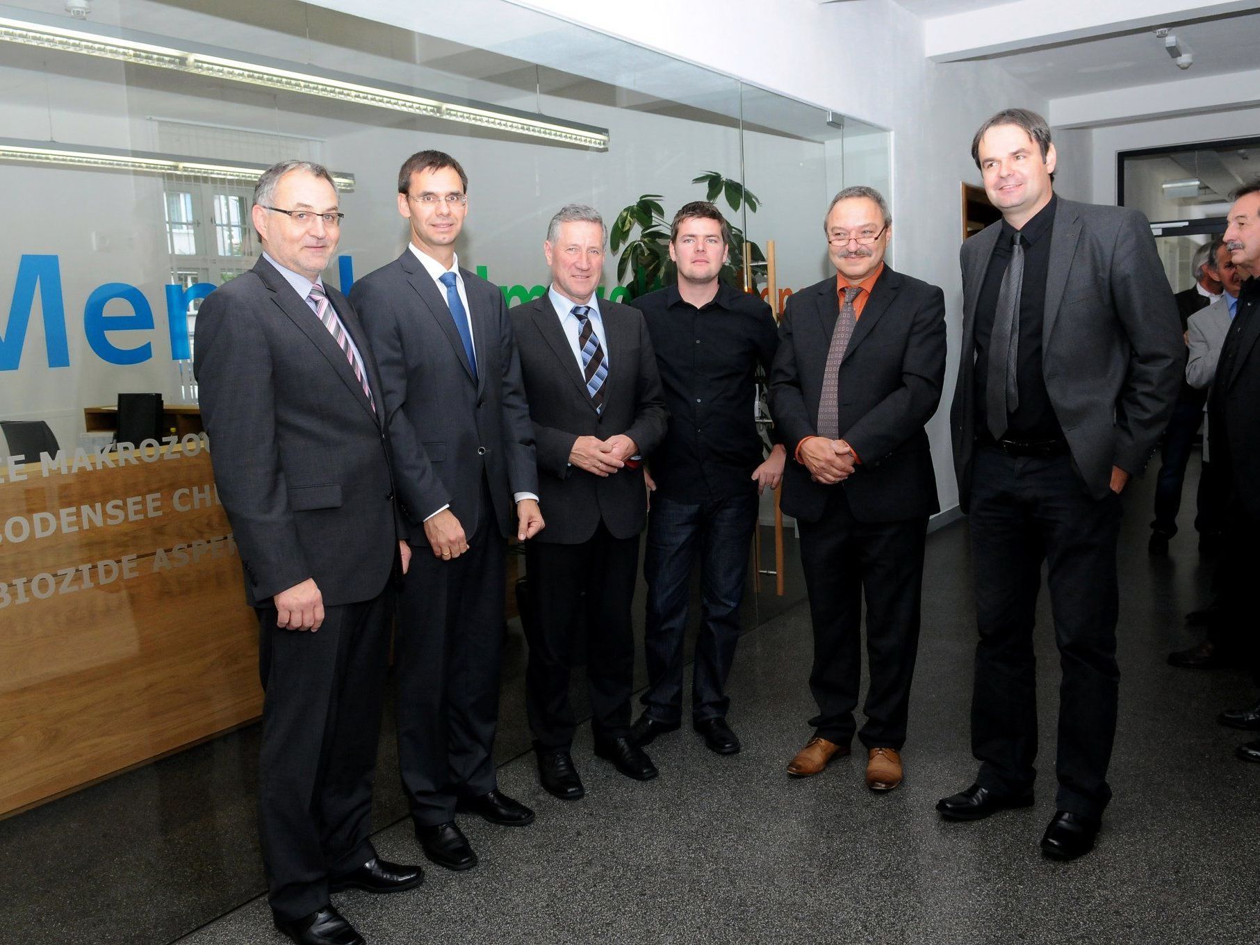 LSth. Wallner, LR Schwärzler und der designierte Hochbaulandesrat Rainer Gögele gratulierten Umweltinstitutsleiter Dietmar Buhmann und Hochbau-Chef Peter Jamer zur gelungenen Sanierung des "Grünen Hauses" LSth. Wallner, LR Schwärzler und der designierte Hochbaulandesrat Rainer Gögele gratulierten Umweltinstitutsleiter Dietmar Buhmann und Hochbau-Chef Peter Jamer zur gelungenen Sanierung des "Grünen Hauses"