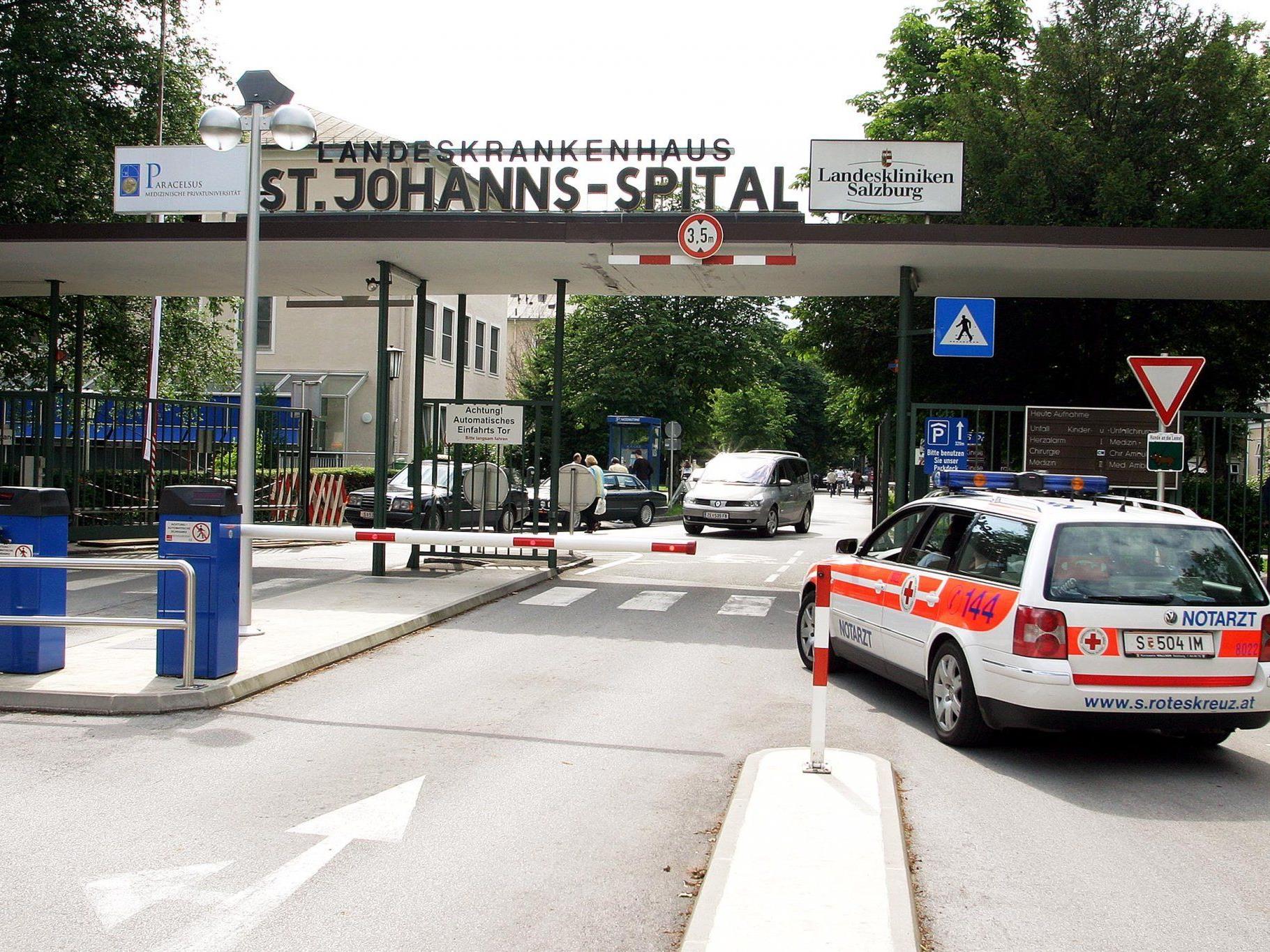 Der Mann wurde ins Landeskrankenhaus Salzburg eingeliefert.