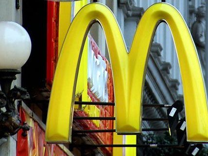 Vor einer McDonalds-Filiale kam es zu einer Schlägerei. Vor einer McDonalds-Filiale kam es zu einer Schlägerei.