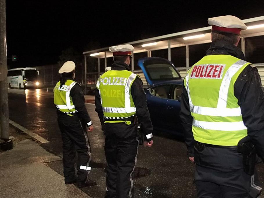 Rund 100 Polizeibeamte standen in der Nacht auf Samstag in Salzburg im Einsatz.